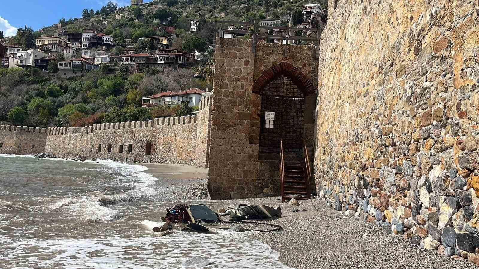 alanyada balikci teknesi alabora oldu 2 kisi yuzerek kurtuldu 2 eC9dzOTa