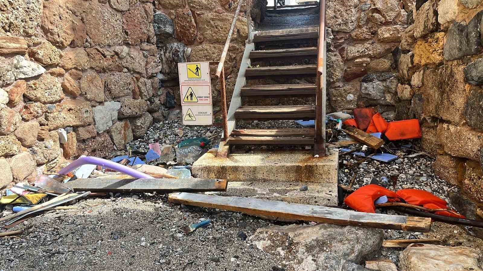 alanyada balikci teknesi alabora oldu 2 kisi yuzerek kurtuldu 3 MtTmBfYb