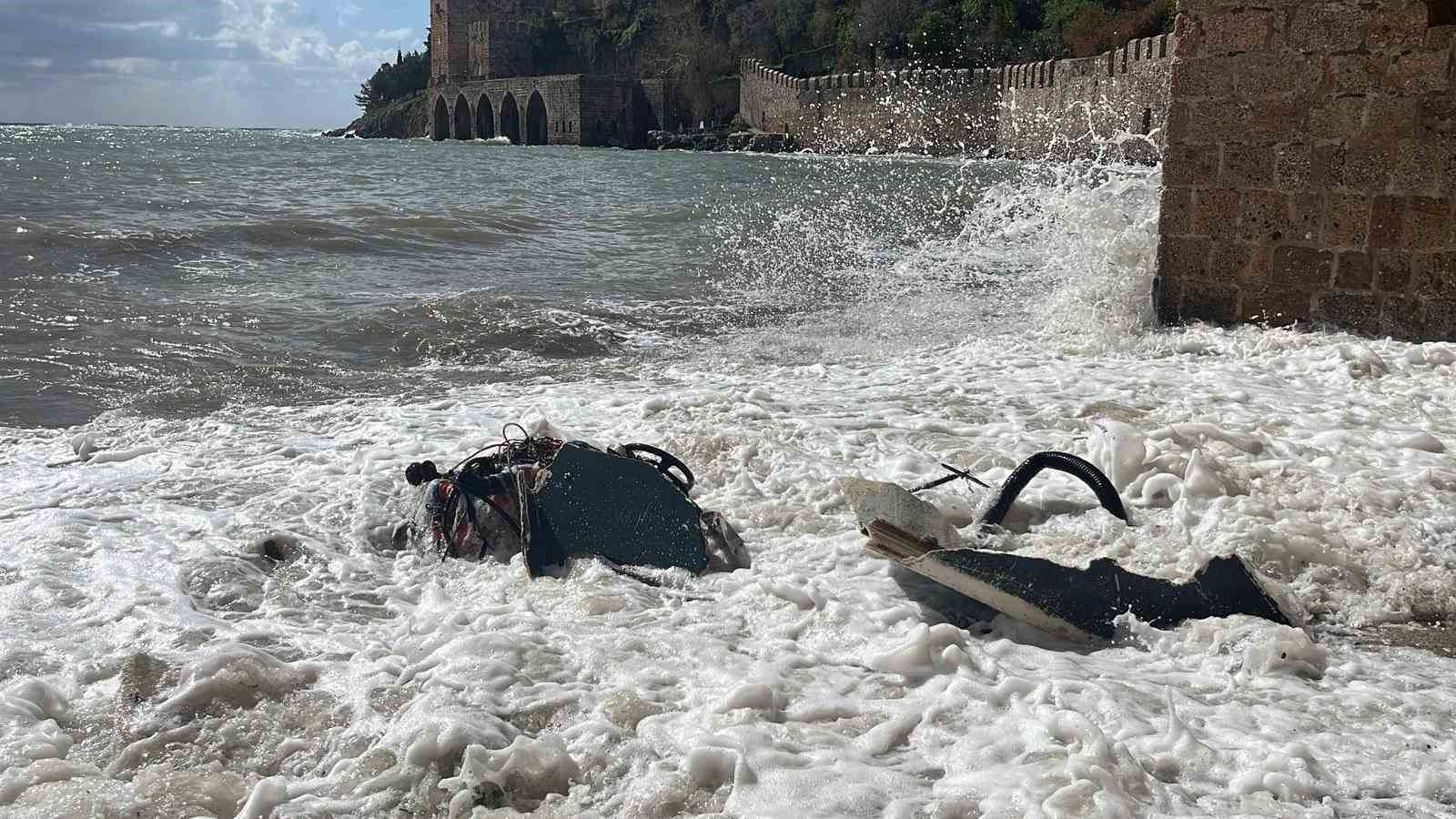 alanyada balikci teknesi alabora oldu 2 kisi yuzerek kurtuldu 4 erRnYTJs