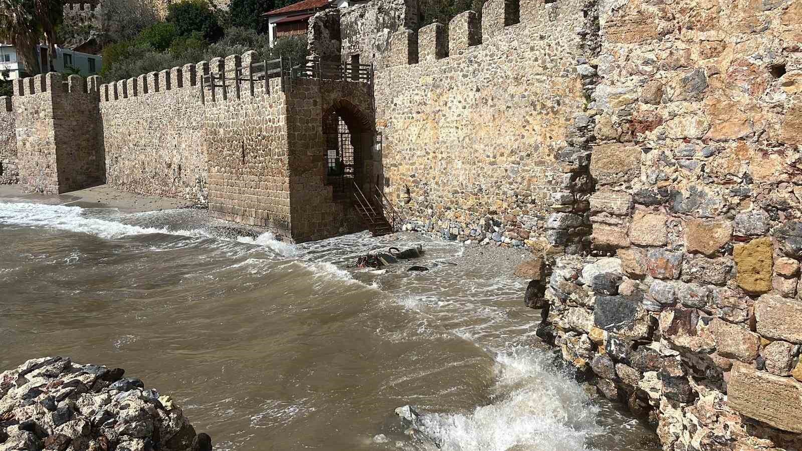 alanyada balikci teknesi alabora oldu 2 kisi yuzerek kurtuldu 7 rhlc6Z8k