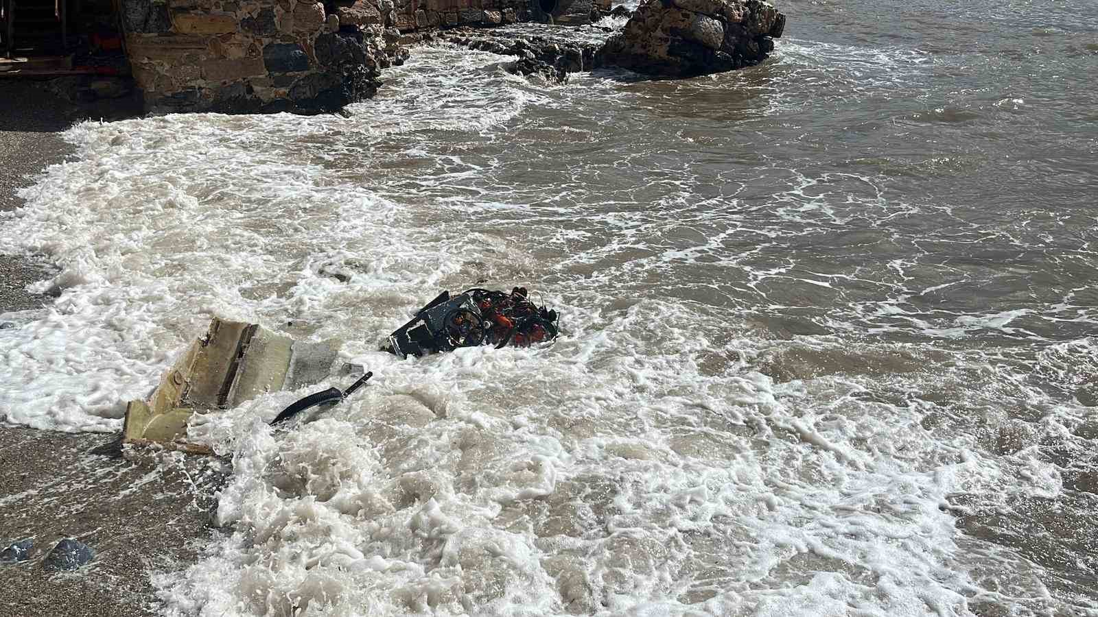 alanyada balikci teknesi alabora oldu 2 kisi yuzerek kurtuldu 8 sTehYVRM