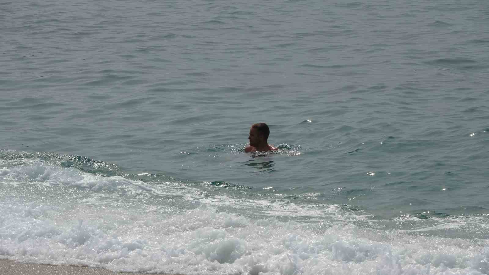 alanyada bayram arifesinde hava sicakligi 20 dereceye ulasti tatilciler solugu sahilde aldi 1 9fIybrSH