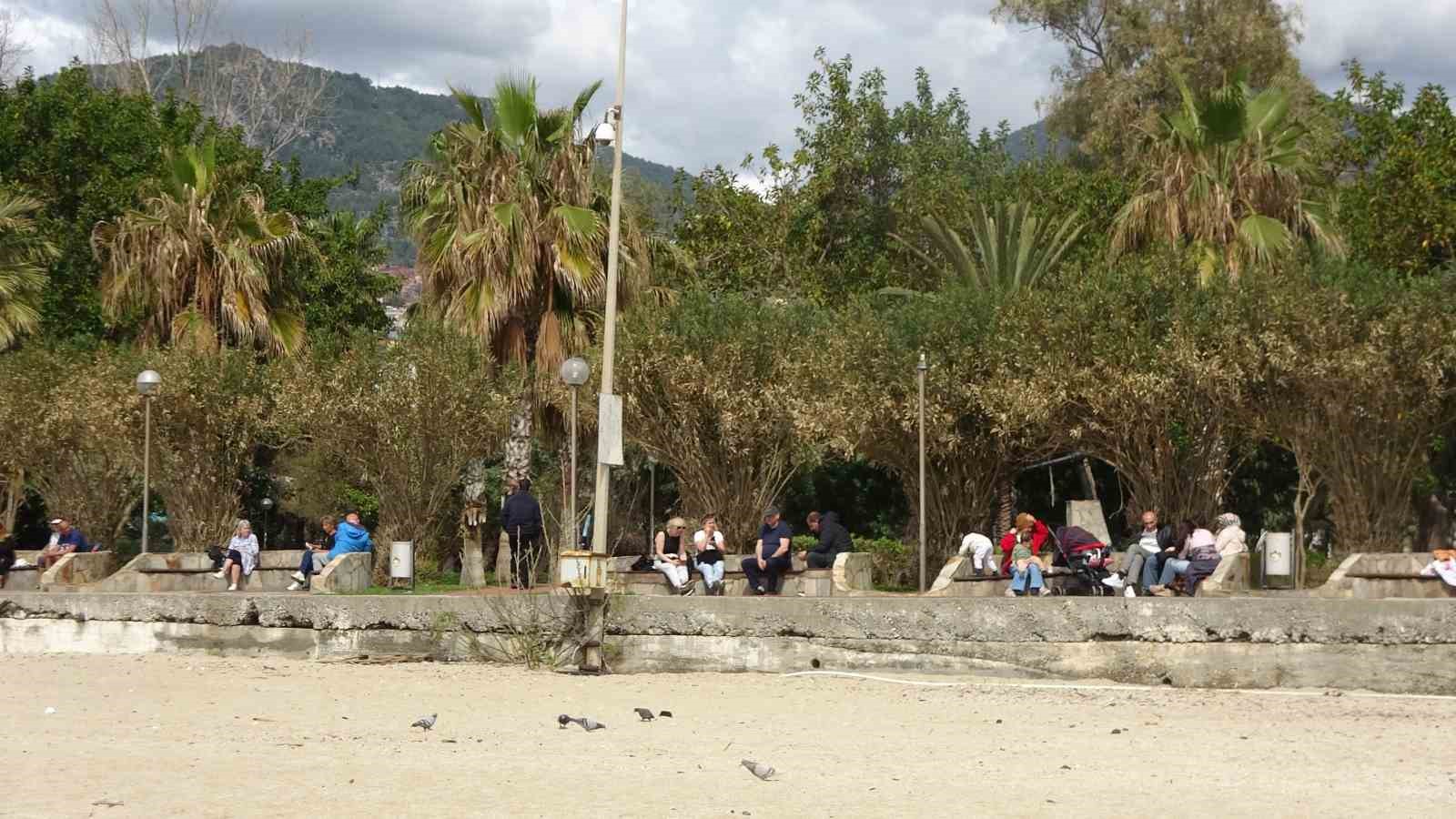 alanyada bayram arifesinde hava sicakligi 20 dereceye ulasti tatilciler solugu sahilde aldi 5 NSDgIu4Q