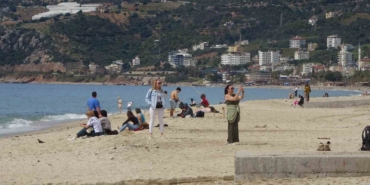 alanyada-bayram-arifesinde-hava-sicakligi-20-dereceye-ulasti-tatilciler-solugu-sahilde-aldi-8Btek1eC.jpg