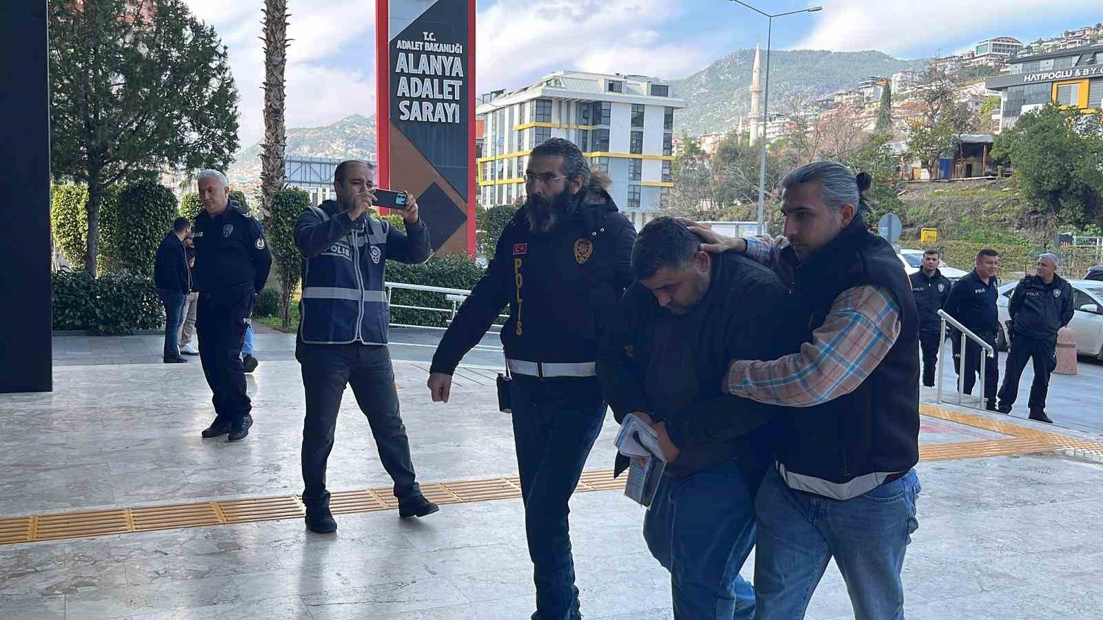 alanyada bicak ve zincirlerin kullanildigi kavgaya 3 tutuklama 0 NnDYWCOm