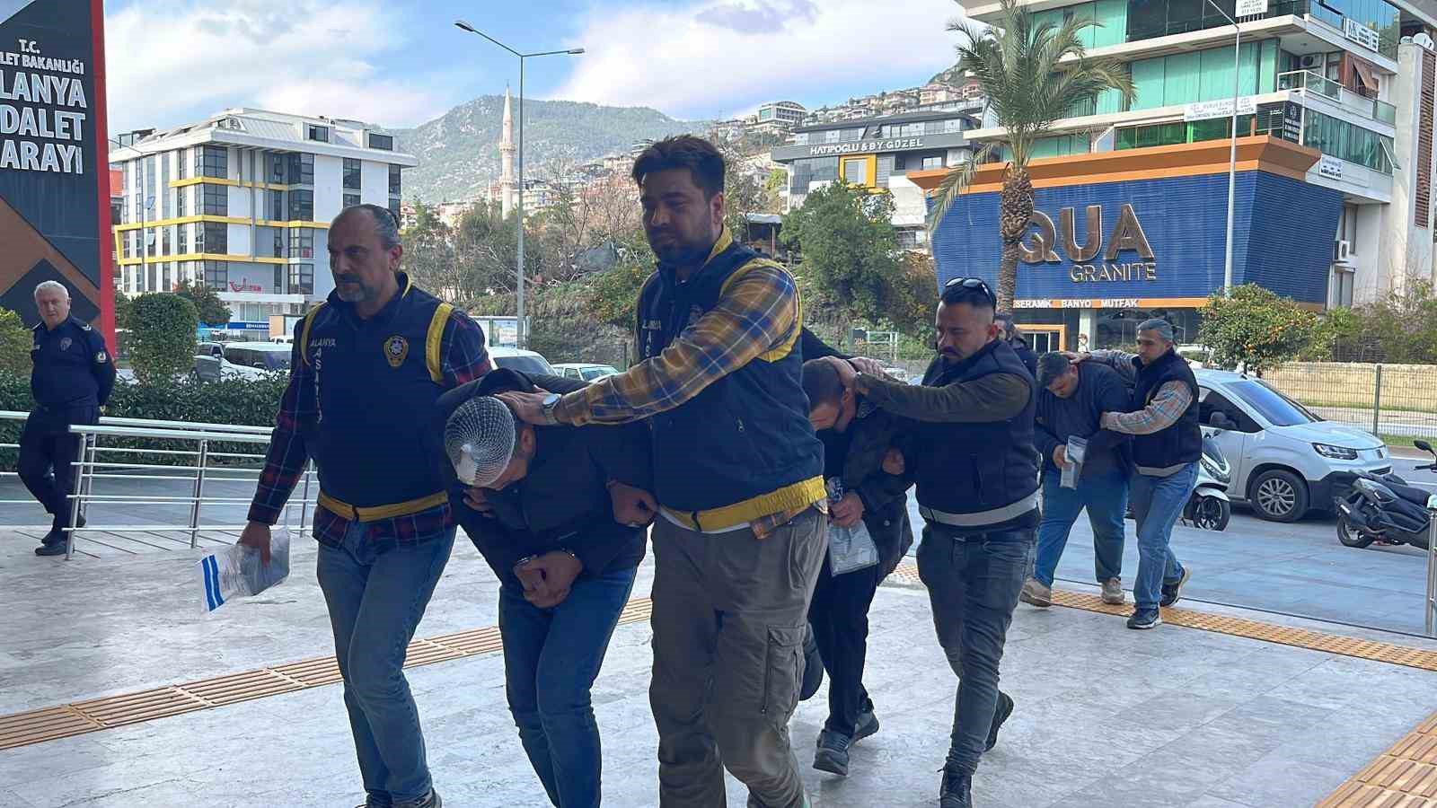 alanyada bicak ve zincirlerin kullanildigi kavgaya 3 tutuklama 1 QEHDerVL