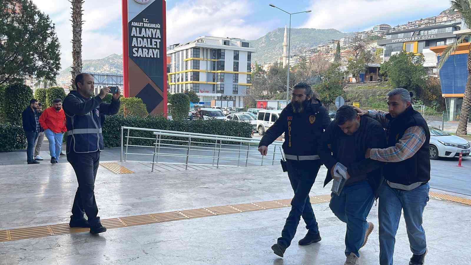 alanyada bicak ve zincirlerin kullanildigi kavgaya 3 tutuklama 10