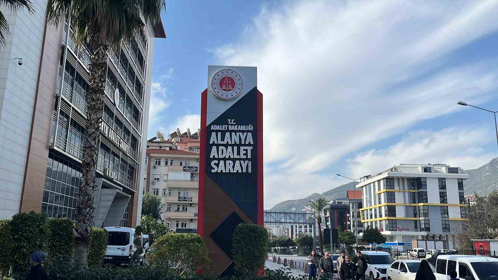 alanyada bicak ve zincirlerin kullanildigi kavgaya 3 tutuklama 5 ddQFid39