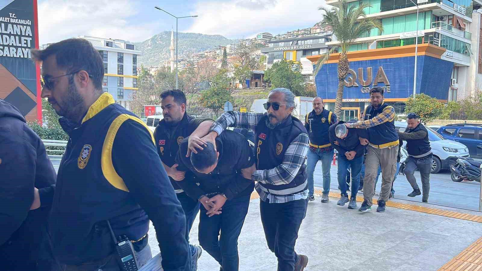 alanyada bicak ve zincirlerin kullanildigi kavgaya 3 tutuklama 6 GR51ih2p