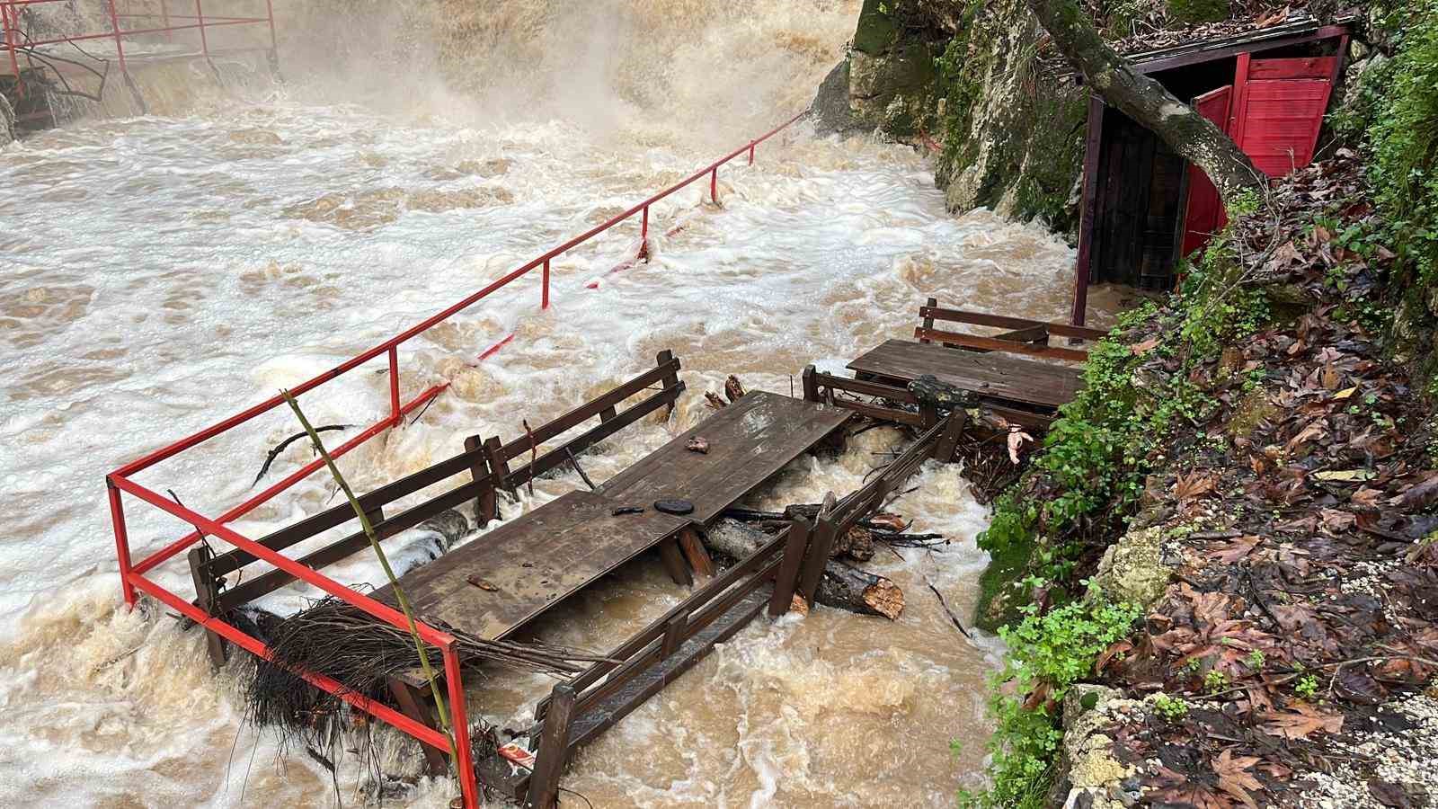 alanyada cay tasti isletmelere ait cardaklar sular altinda kaldi 1 M2zOee9q