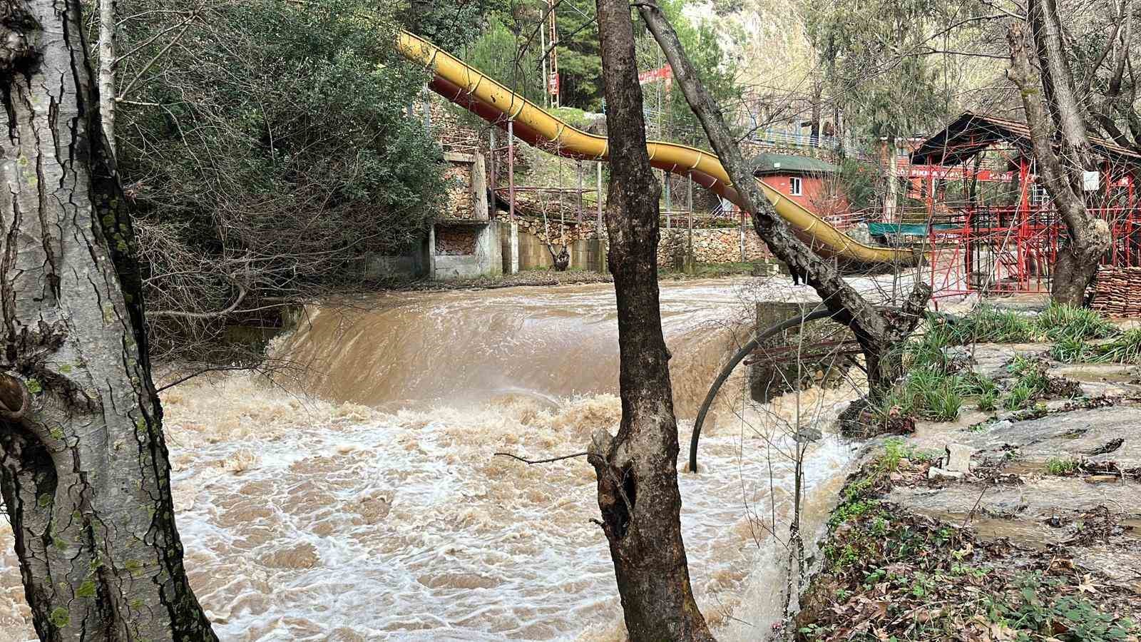alanyada cay tasti isletmelere ait cardaklar sular altinda kaldi 10 bjhTHOTM