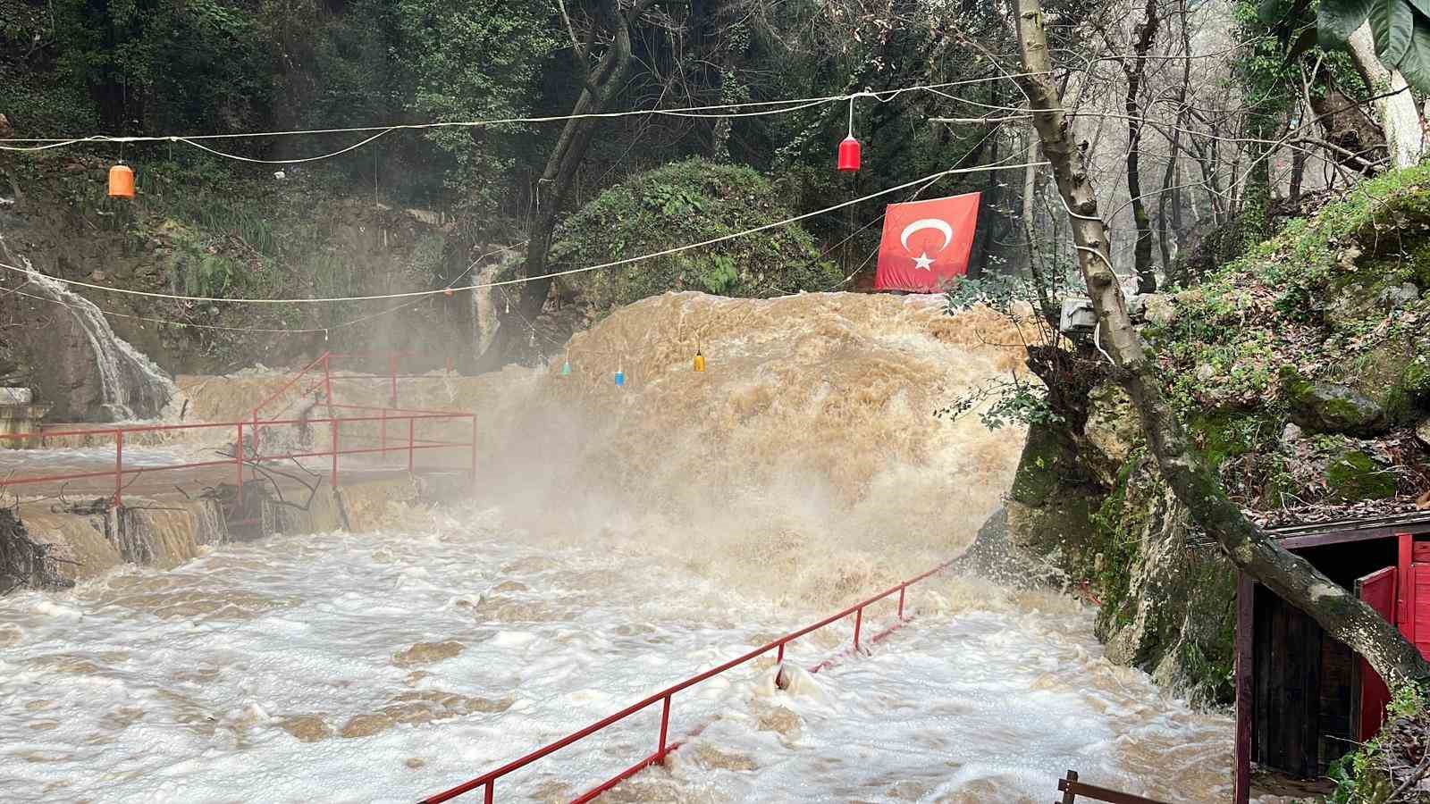 alanyada cay tasti isletmelere ait cardaklar sular altinda kaldi 11 jbhGWQEE