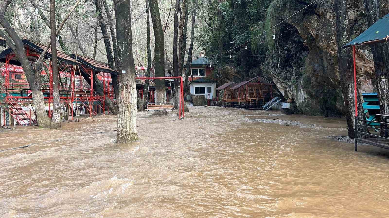 alanyada cay tasti isletmelere ait cardaklar sular altinda kaldi 12 gyGLb3dm