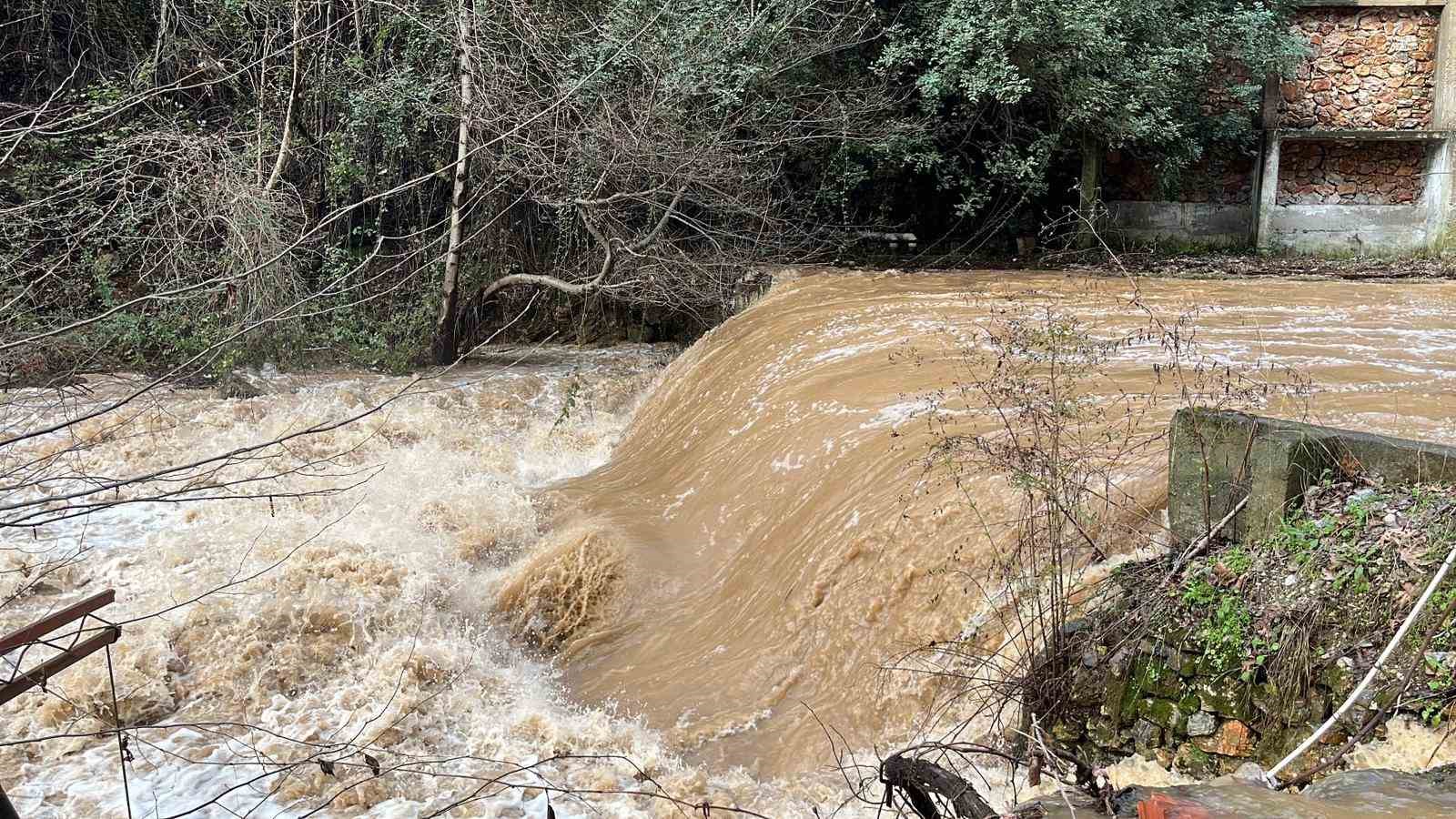 alanyada cay tasti isletmelere ait cardaklar sular altinda kaldi 13 fLnWdU8k
