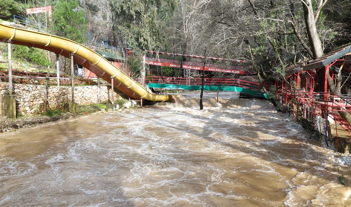 alanyada cay tasti isletmelere ait cardaklar sular altinda kaldi 15 M5KVvdQb