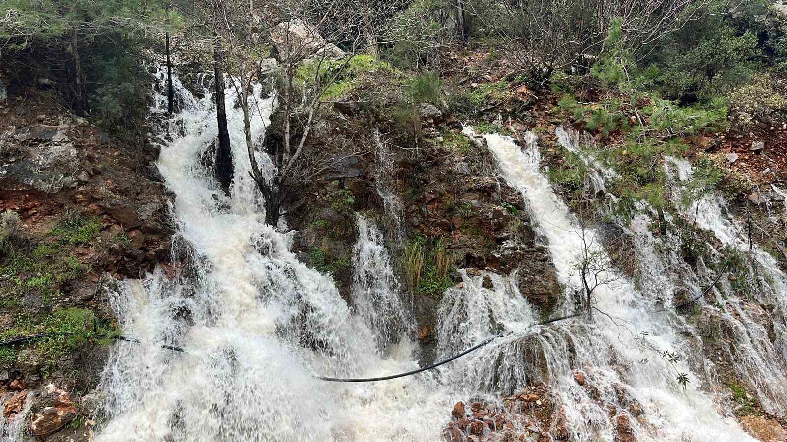 alanyada cay tasti isletmelere ait cardaklar sular altinda kaldi 18