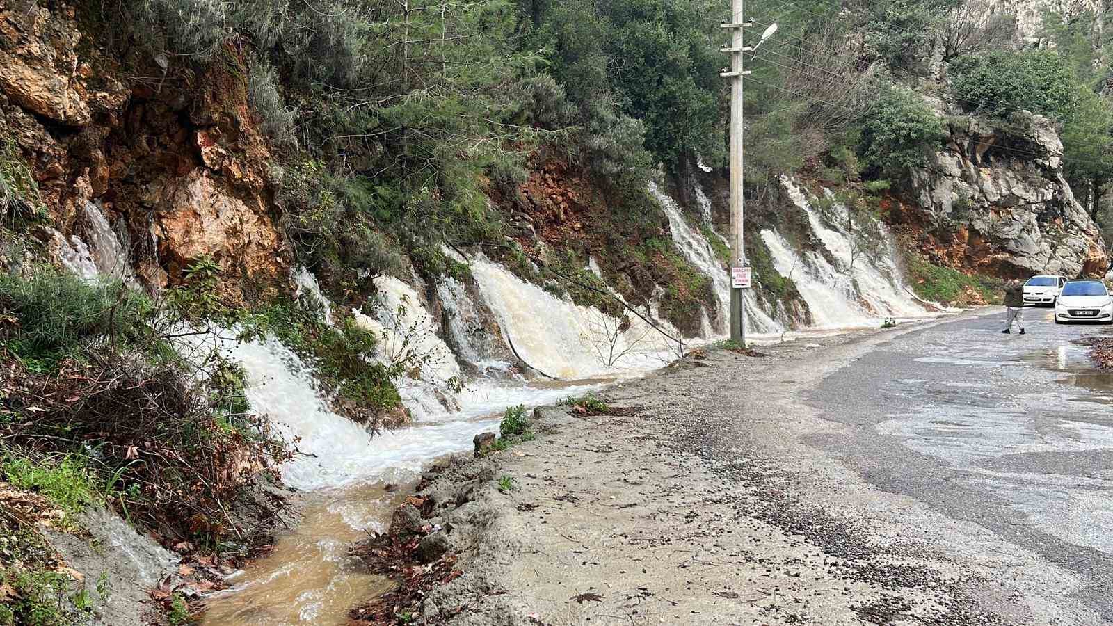 alanyada cay tasti isletmelere ait cardaklar sular altinda kaldi 2 tVJujZtZ