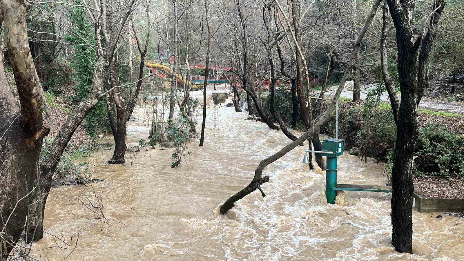 alanyada cay tasti isletmelere ait cardaklar sular altinda kaldi 4 kJQ6ST1E