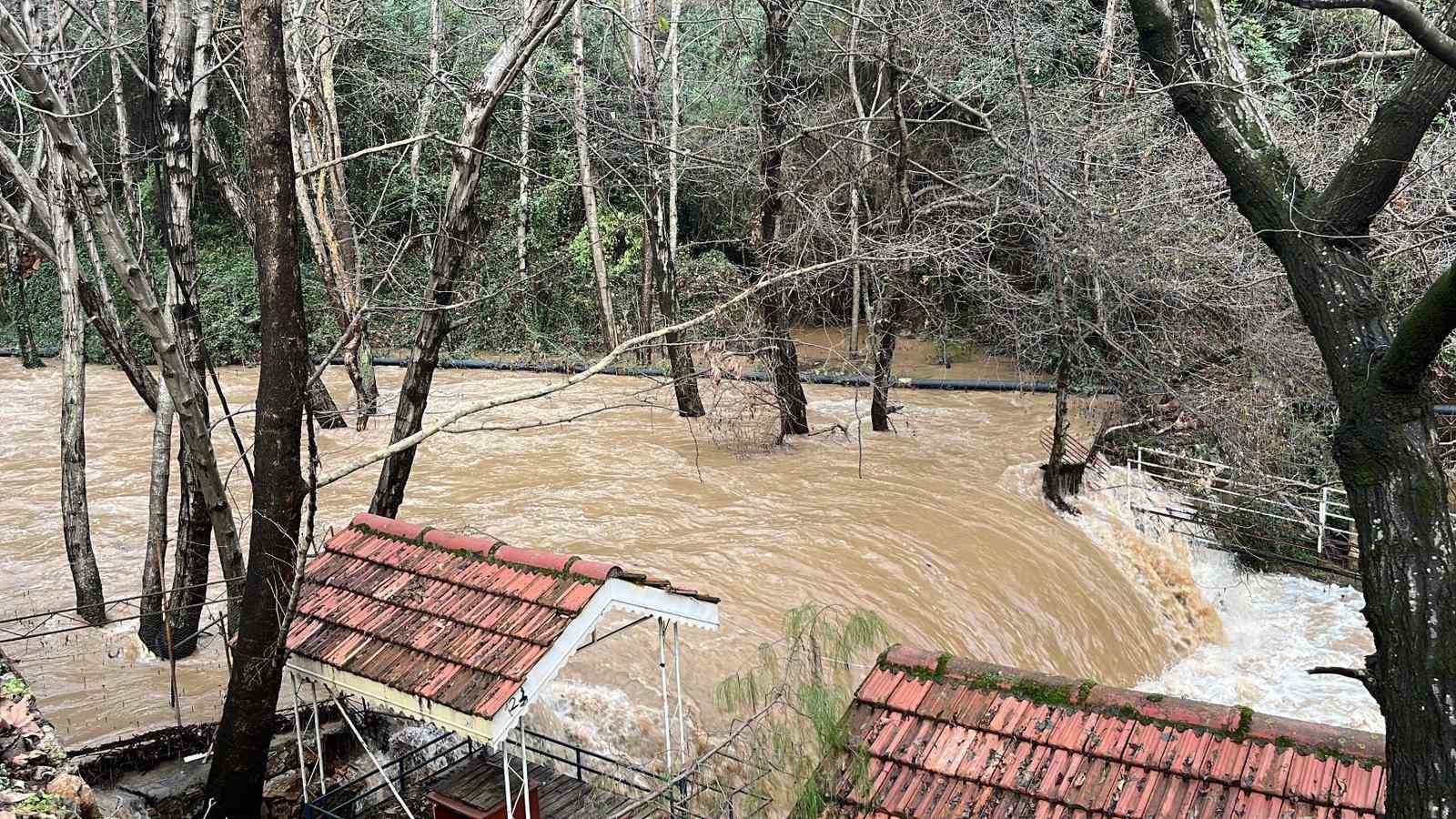 alanyada cay tasti isletmelere ait cardaklar sular altinda kaldi 5 HaGzyNgY