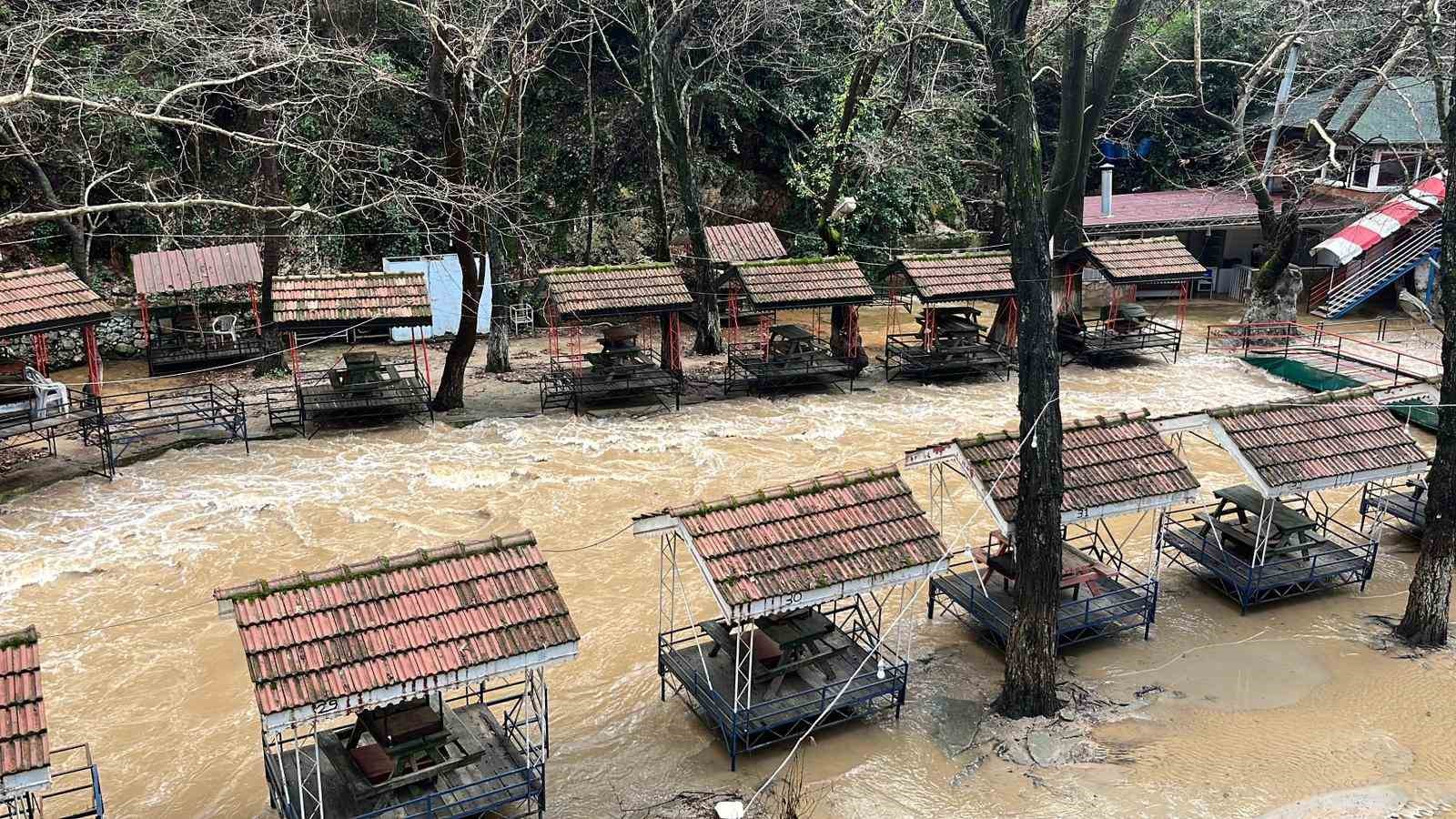 alanyada cay tasti isletmelere ait cardaklar sular altinda kaldi 6 3qCej46c