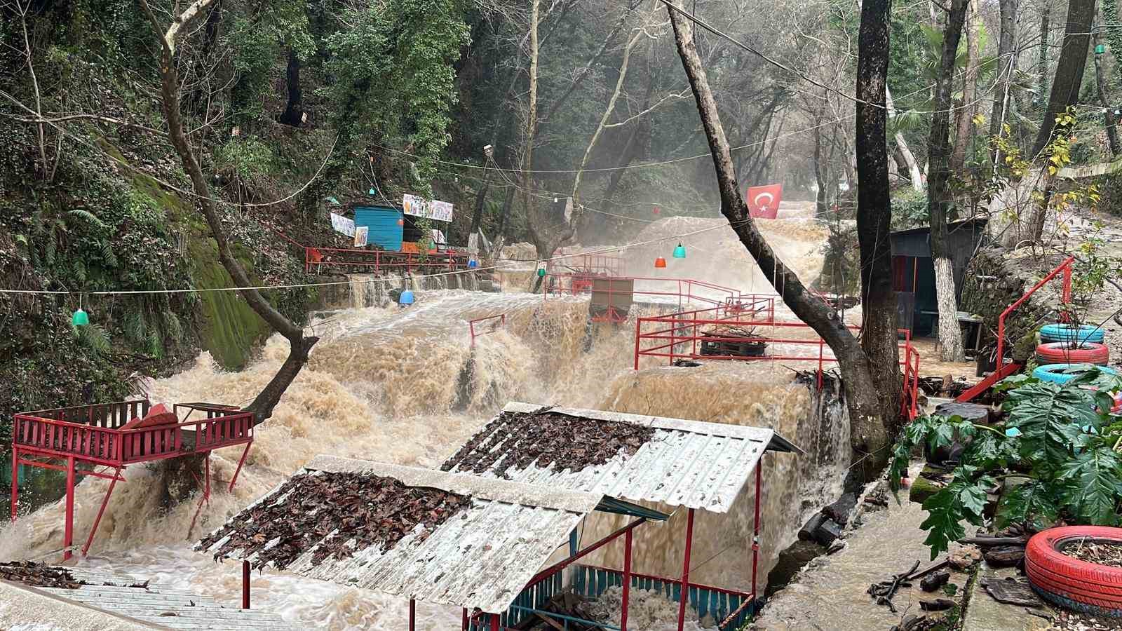 alanyada cay tasti isletmelere ait cardaklar sular altinda kaldi 7 3ACUKiTa