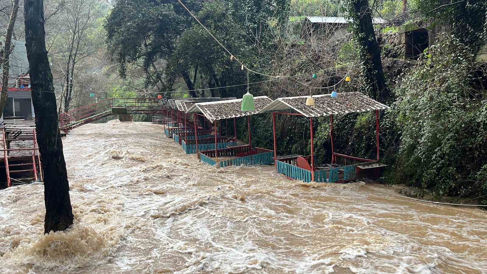 alanyada cay tasti isletmelere ait cardaklar sular altinda kaldi 8 z37EvOPX