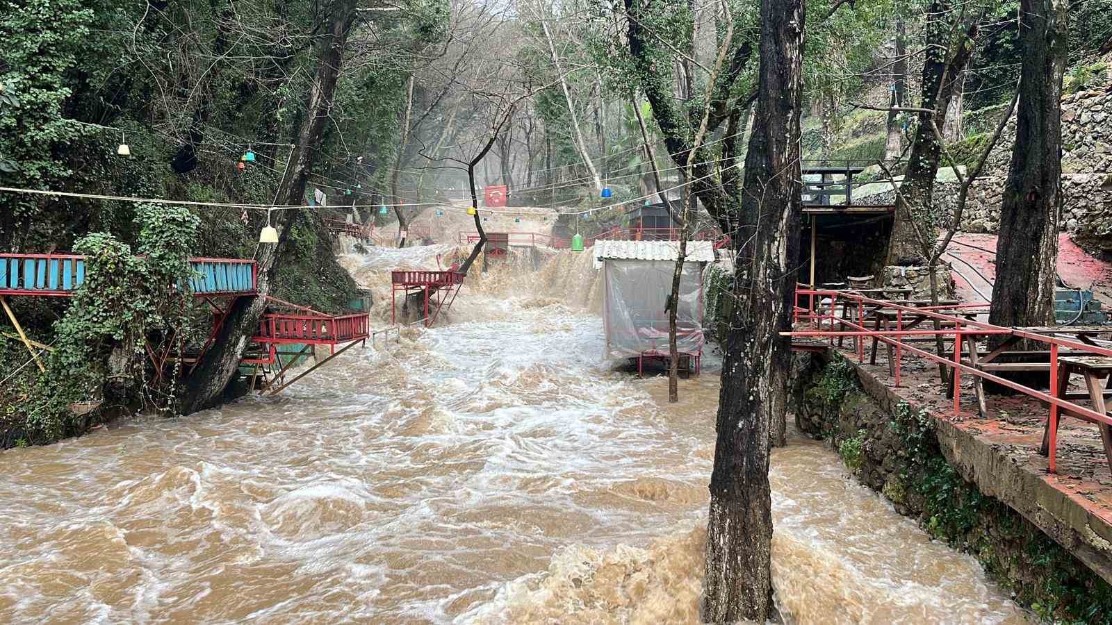 alanyada cay tasti isletmelere ait cardaklar sular altinda kaldi 9 4yqW2hzn