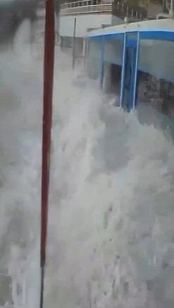 alanyada dalgalar balik lokantasini basti 9 2lh8mzWg