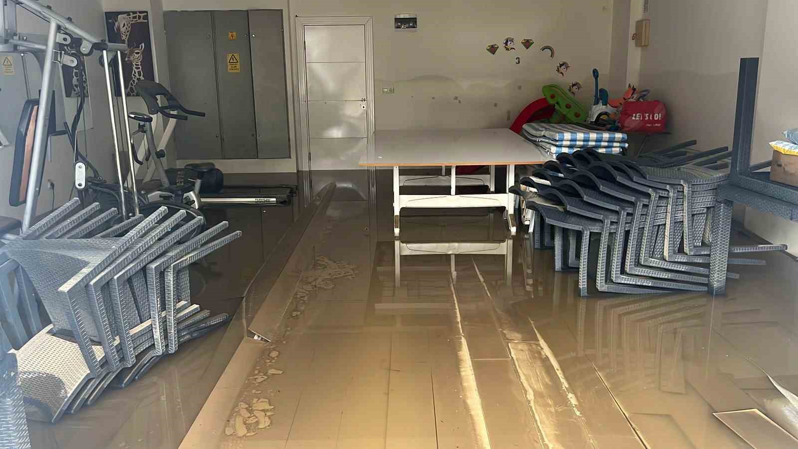 alanyada debi yukseldi cay kenarindaki isletmeler sele kapildi 1 6Q5QDIkv