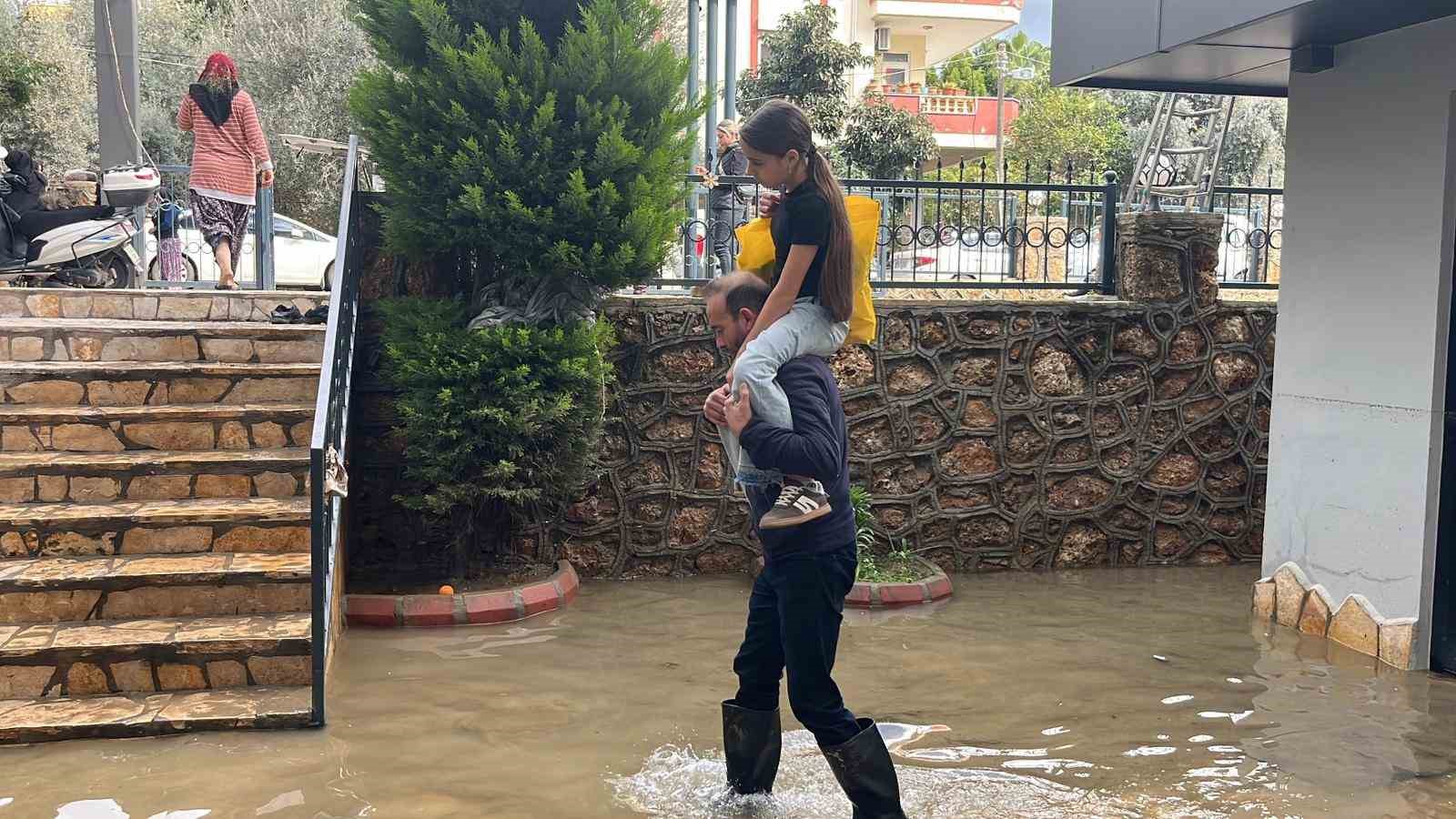 alanyada debi yukseldi cay kenarindaki isletmeler sele kapildi 14 lJLAQNVp