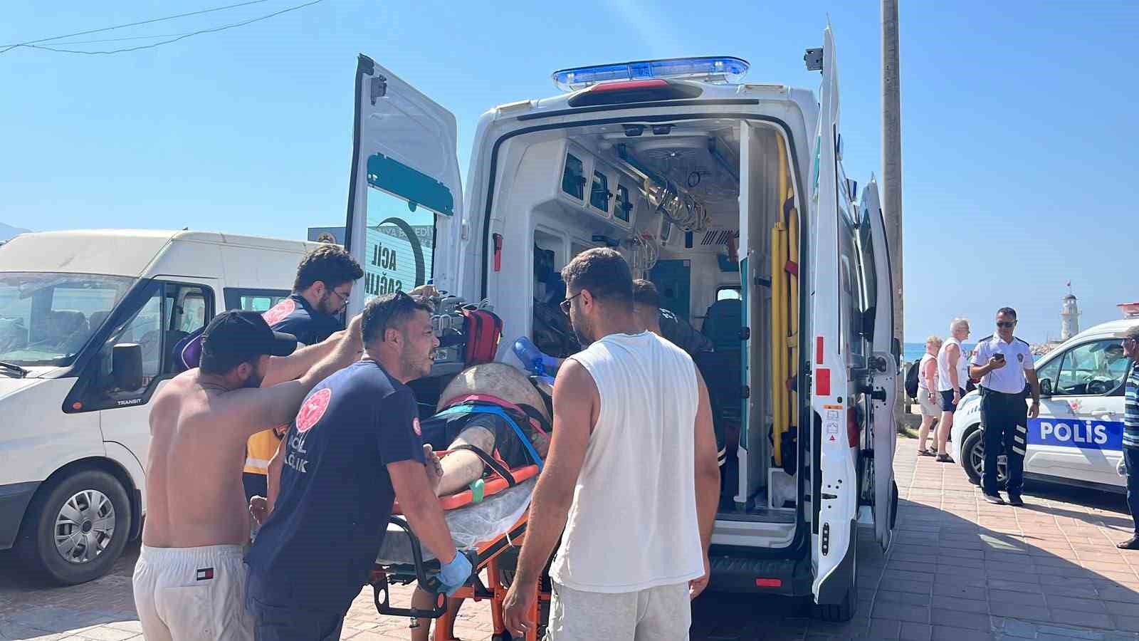 alanyada denizde bogulma tehlikesi geciren yasli adam hastaneye kaldirildi 2 HWuhEaMB