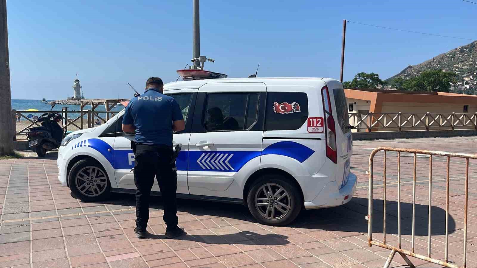 alanyada denizde bogulma tehlikesi geciren yasli adam hastaneye kaldirildi 3 bZJk9eFg