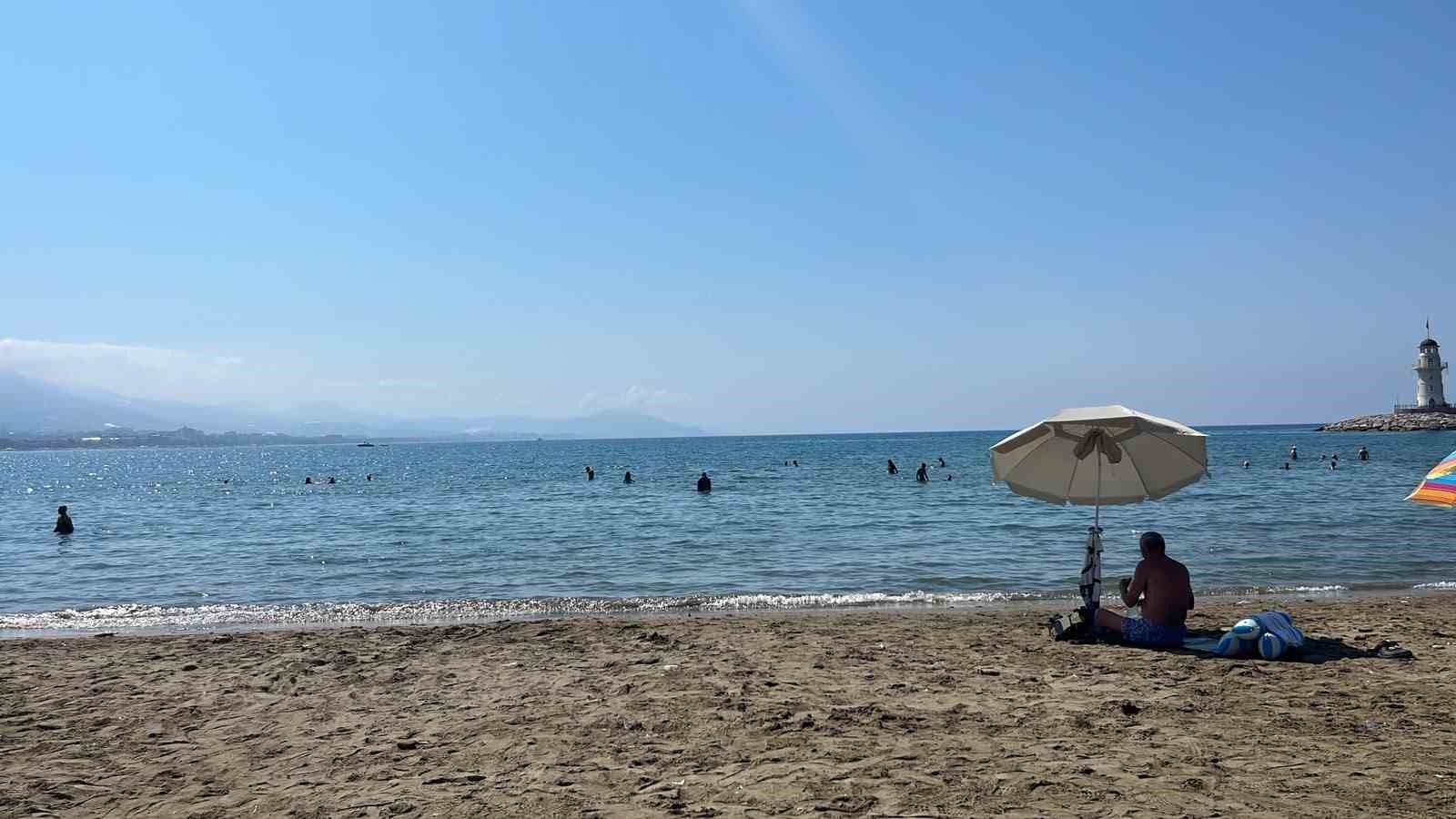 alanyada denizde bogulma tehlikesi geciren yasli adam hastaneye kaldirildi 4 TqKHFRtQ