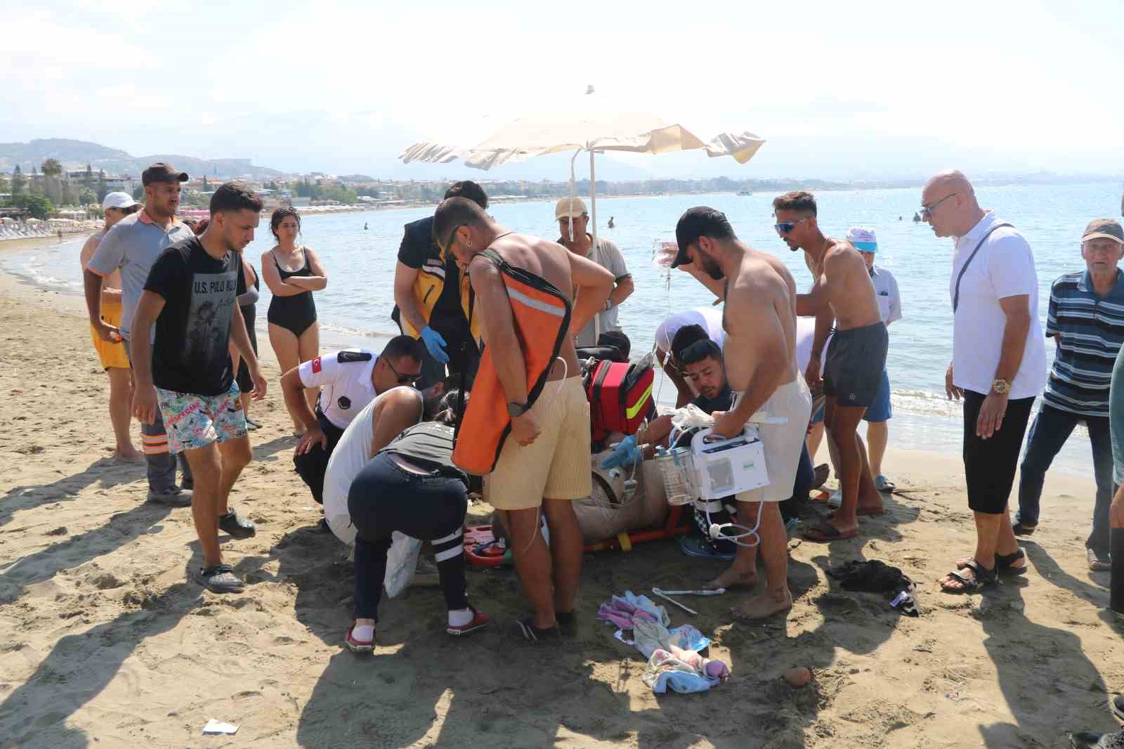 alanyada denizde bogulma tehlikesi geciren yasli adam hastaneye kaldirildi 6 Apiaf49q