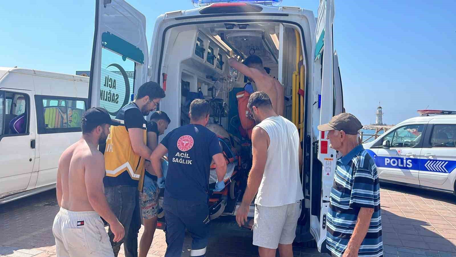alanyada denizde bogulma tehlikesi geciren yasli adam hastaneye kaldirildi 8 euGgLOFq