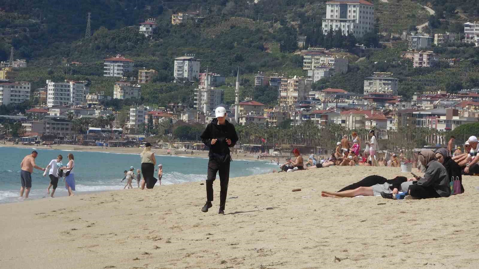 alanyada erken yaz goruntuleri 21 dereceyi goren denize kostu 5 BzmylKiE