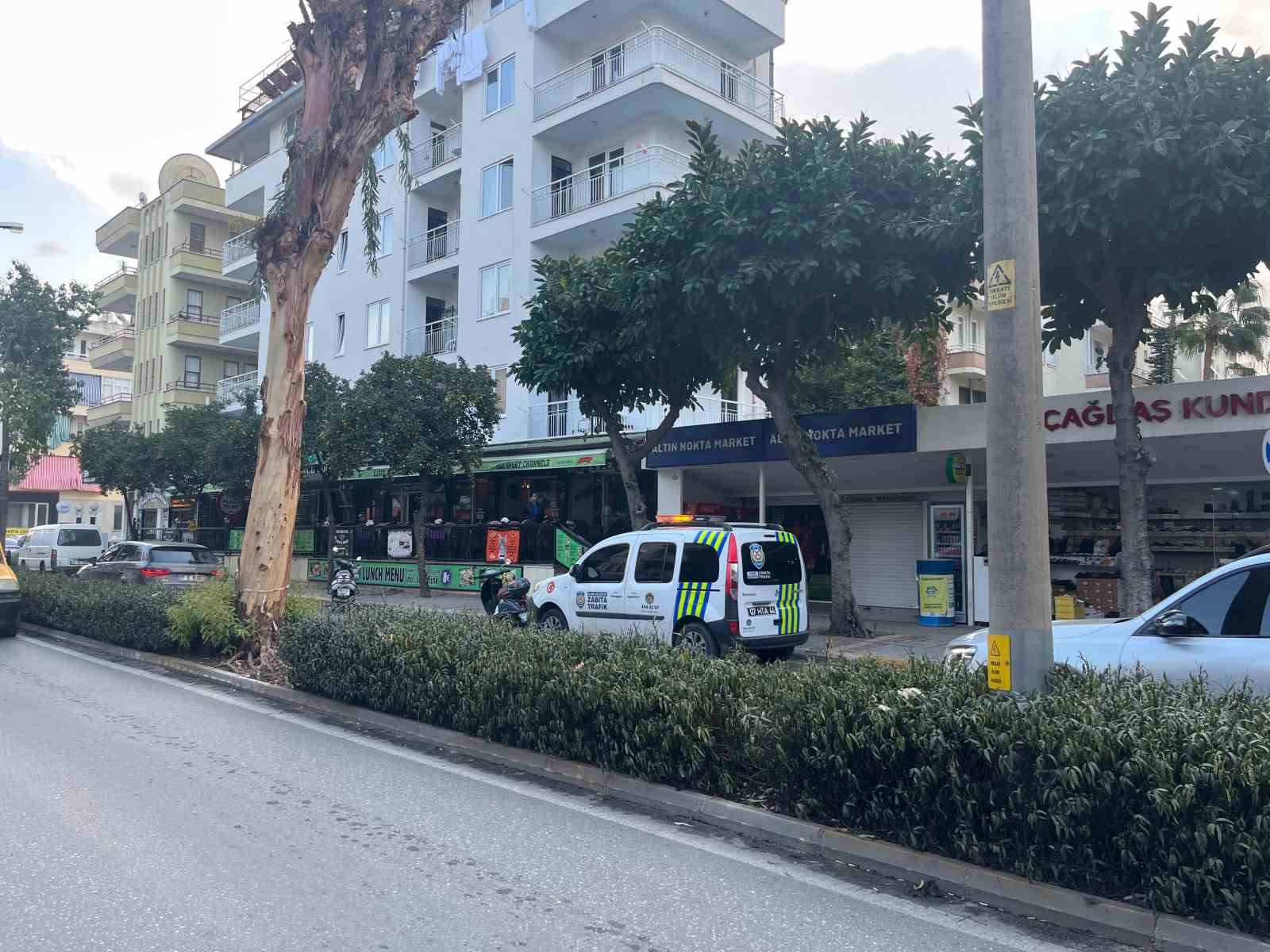 alanyada firtina insaat korkuluklarini ucurdu park halindeki araca zarar verdi 1 GYCLZeEe