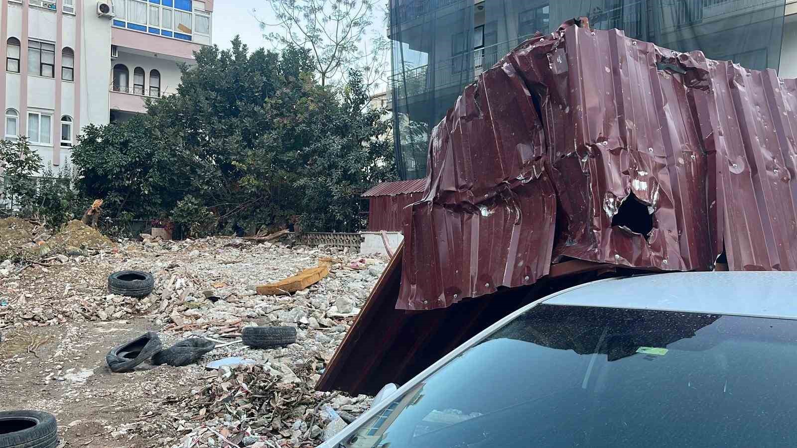 alanyada firtina insaat korkuluklarini ucurdu park halindeki araca zarar verdi 2 Ki2XniNN