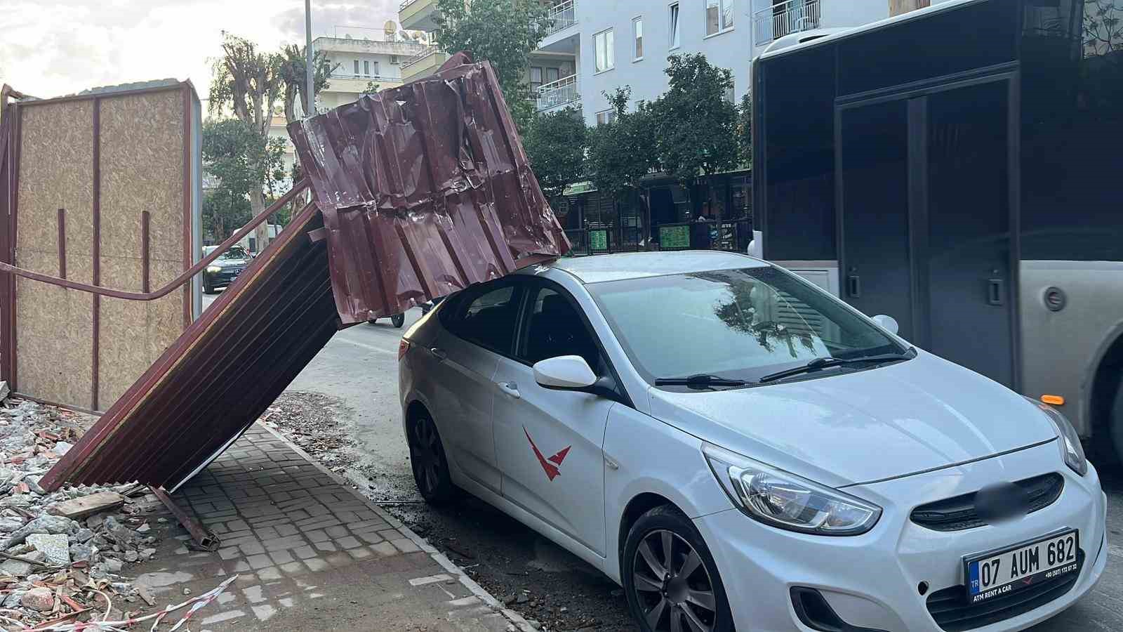 alanyada firtina insaat korkuluklarini ucurdu park halindeki araca zarar verdi 3 86etySU2