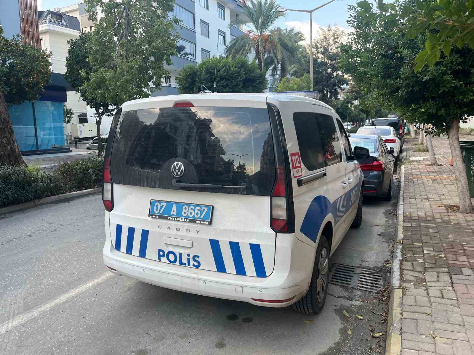 alanyada firtina insaat korkuluklarini ucurdu park halindeki araca zarar verdi 5 zvApqv8v