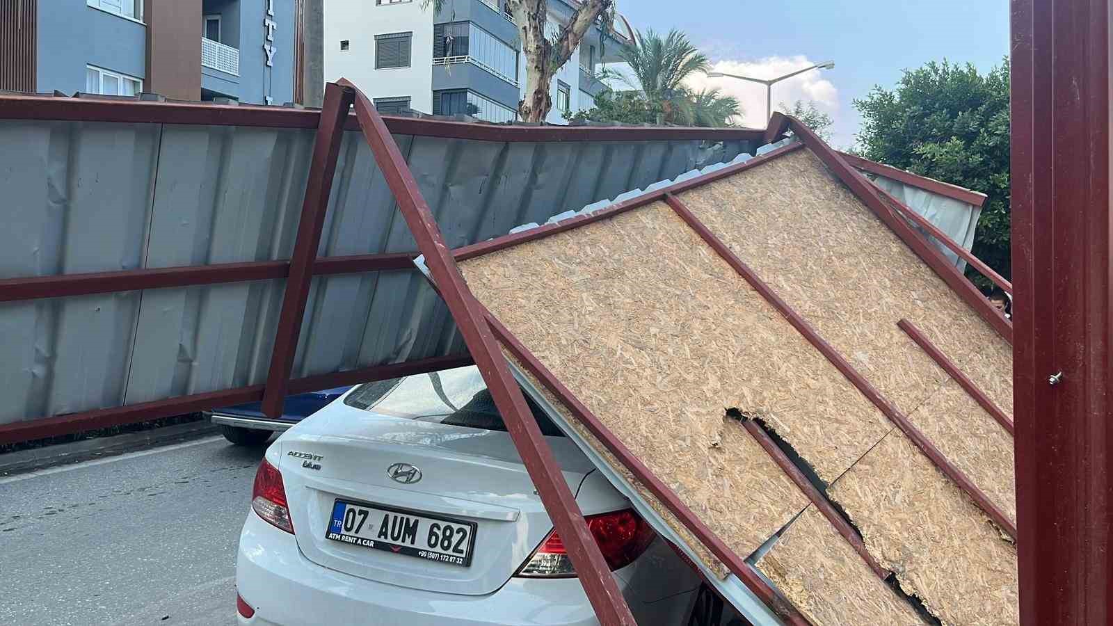alanyada firtina insaat korkuluklarini ucurdu park halindeki araca zarar verdi 6 HPcg4GDA