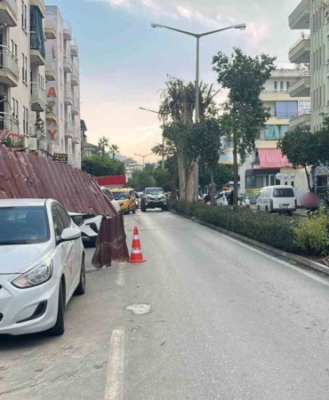 alanyada-firtina-insaat-korkuluklarini-ucurdu-park-halindeki-araca-zarar-verdi-eHdJl6wv.jpg