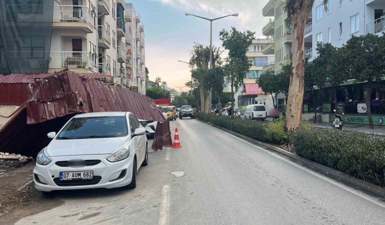 alanyada-firtina-insaat-korkuluklarini-ucurdu-park-halindeki-araca-zarar-verdi-eHdJl6wv.jpg
