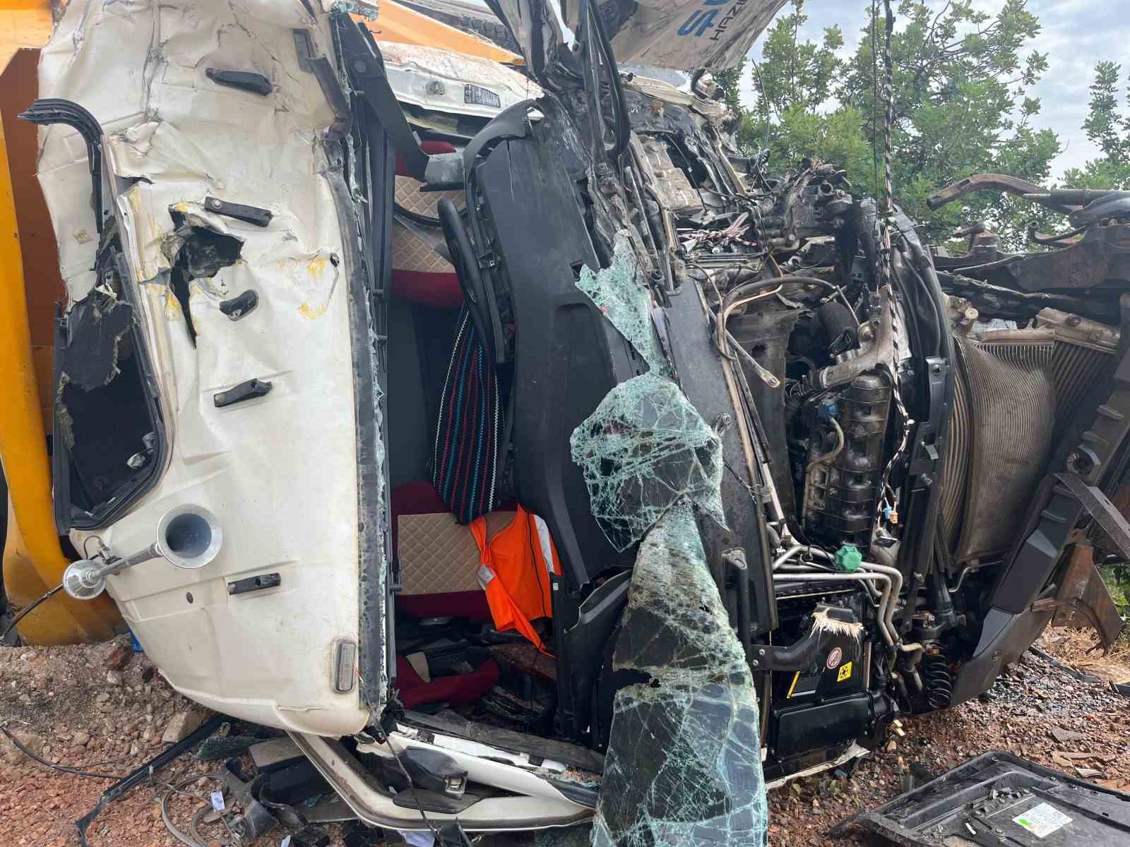 alanyada freni bosalan kum yuklu kamyon dehseti 1 olu 1 yarali 10 TKrVEAS8