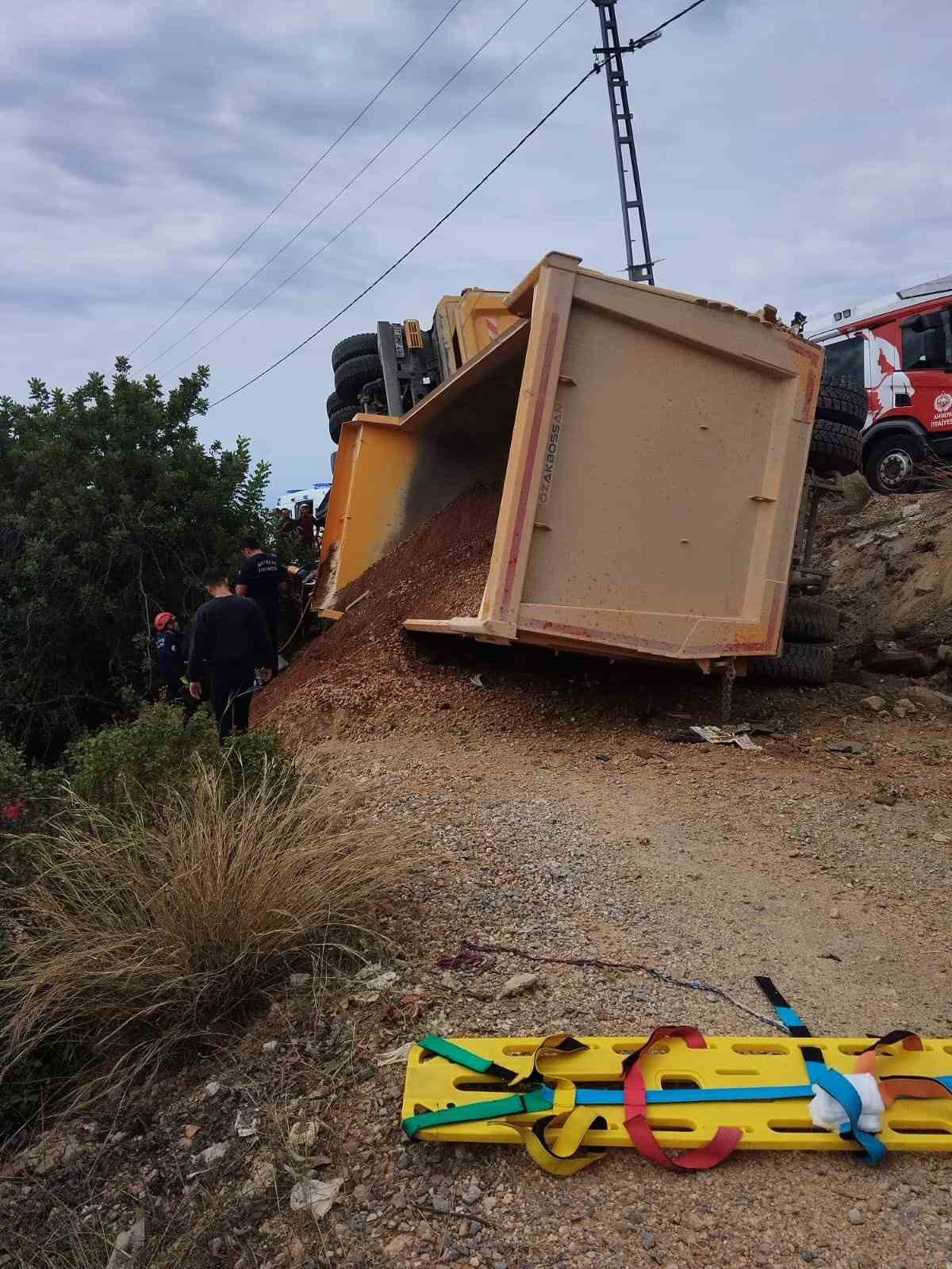 alanyada freni bosalan kum yuklu kamyon dehseti 1 olu 1 yarali 12 pPhXjpnl