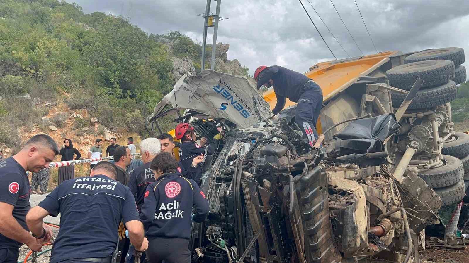 alanyada freni bosalan kum yuklu kamyon dehseti 1 olu 1 yarali 4
