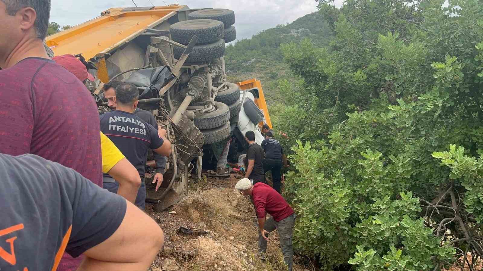 alanyada freni bosalan kum yuklu kamyon dehseti 1 olu 1 yarali 5 dJQFILUK