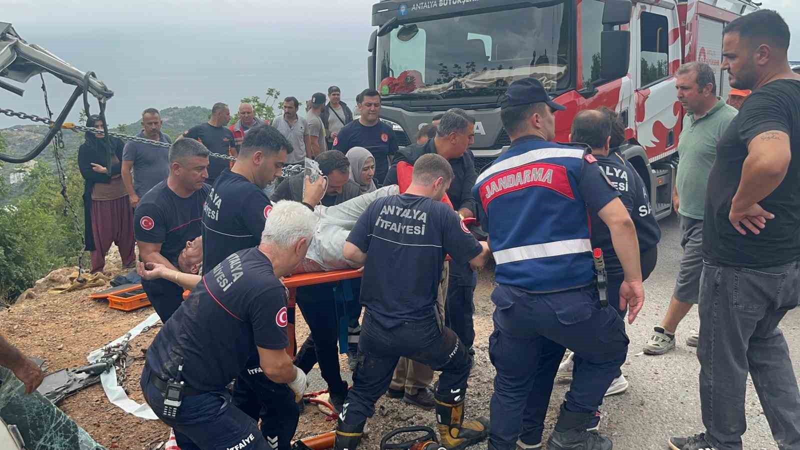 alanyada freni bosalan kum yuklu kamyon dehseti 1 olu 1 yarali 6
