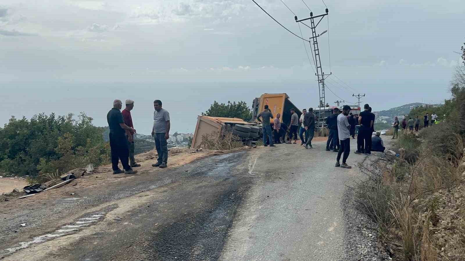 alanyada freni bosalan kum yuklu kamyon dehseti 1 olu 1 yarali 8 IAEyvW4W