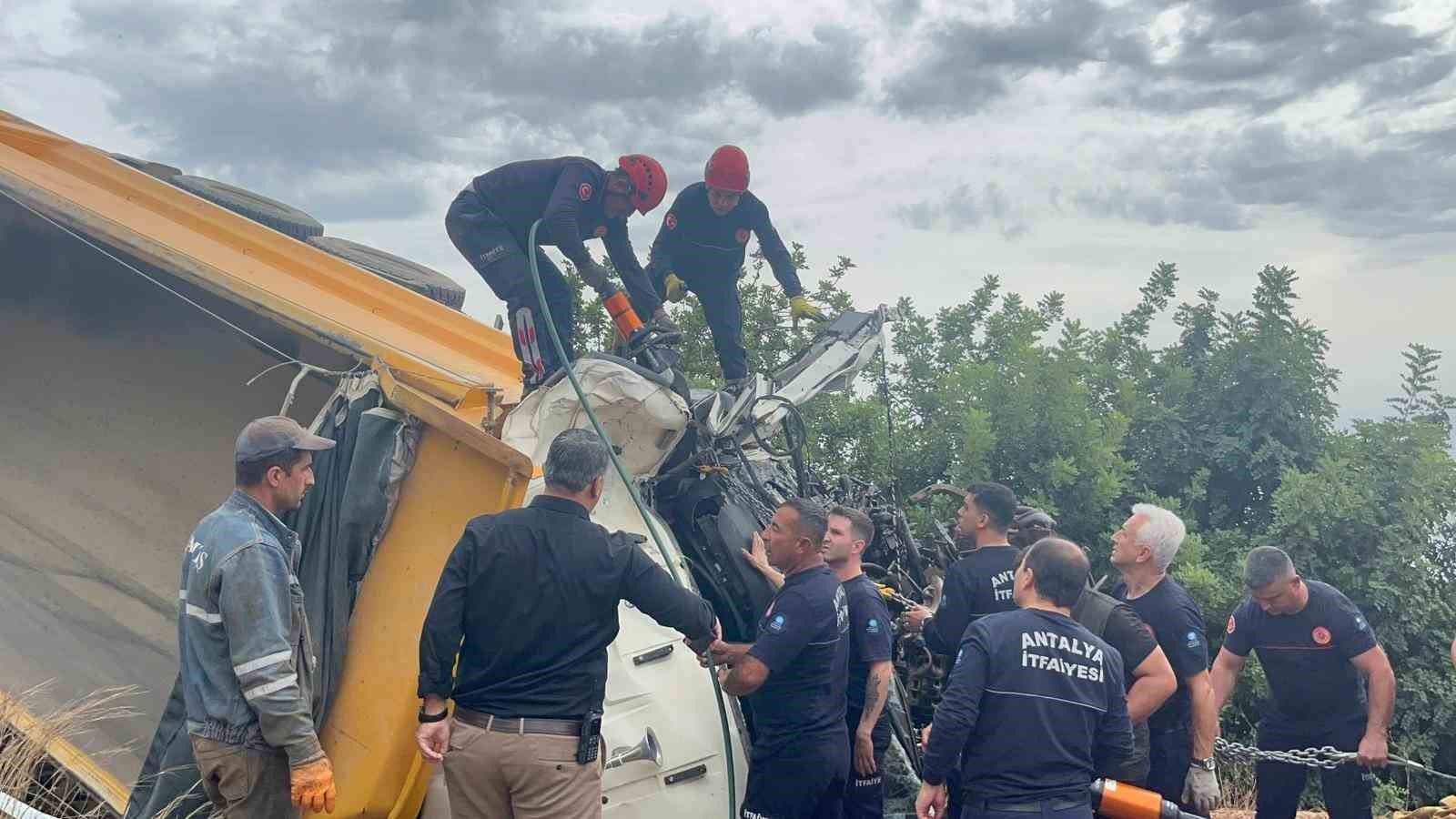 alanyada freni bosalan kum yuklu kamyon dehseti 1 olu 1 yarali 9 qvicOt6G